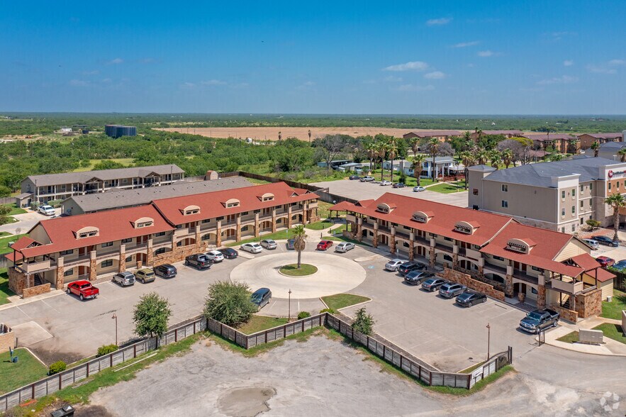 More Photos Of 2420 N 1st St, Carrizo Springs Apartments For Sale