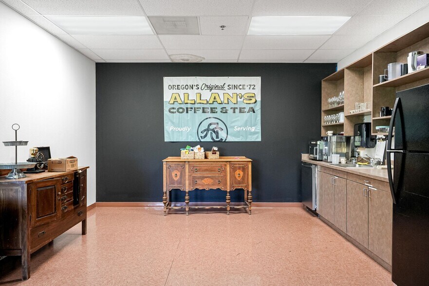 More Photos Of 1852 Fescue St SE, Albany Office For Sale