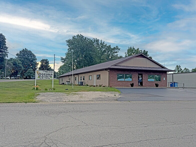 Primary Photo Of 2 Westwood Dr, Steeleville General Retail For Sale