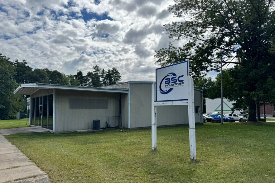 More Photos Of 47 Commerce St, Williston Industrial For Lease