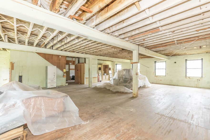 More Photos Of 1340 W Main St, Wytheville Loft Creative Space For Sale