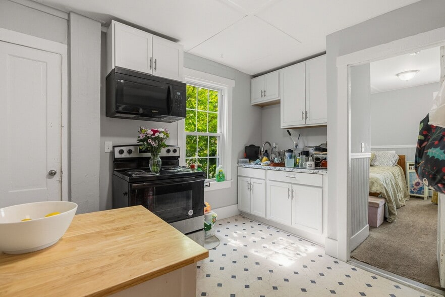 More Photos Of 9 Central St, Newmarket Apartments For Sale