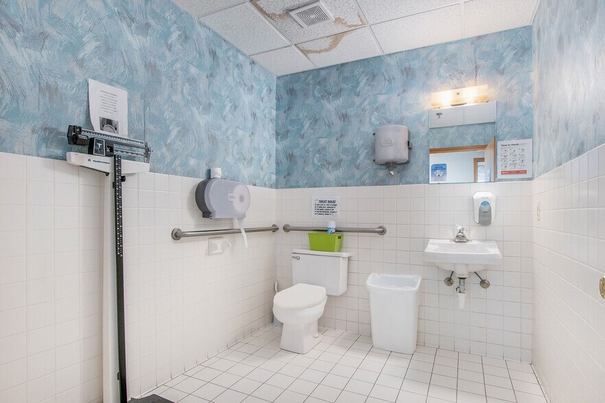 More Photos Of 3050 Commerce Dr, Fort Gratiot Office For Sale