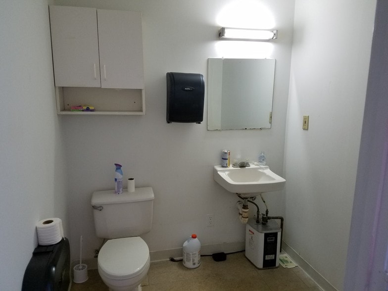 More Photos Of 18775 N Frederick Rd, Gaithersburg Warehouse For Lease