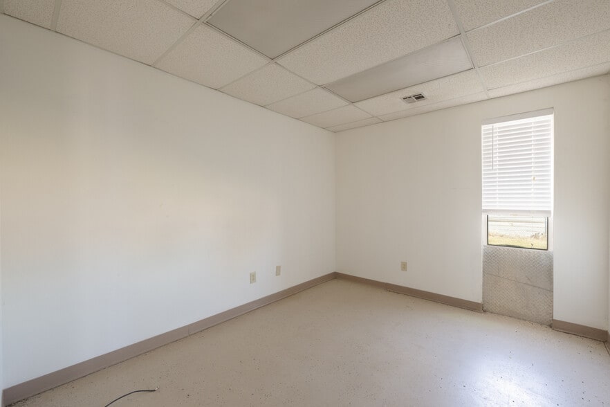 More Photos Of 4901 S Rockwell St, Oklahoma City Service For Sale