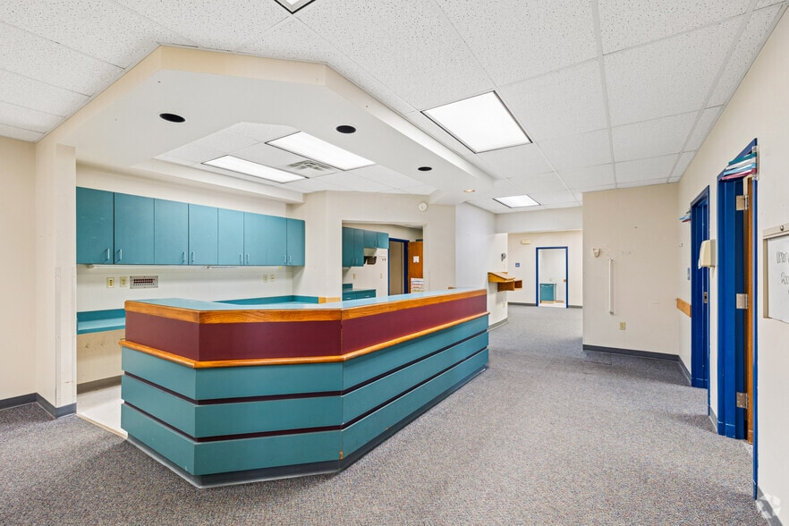 More Photos Of 1709 S Rock Rd, Wichita Medical For Sale