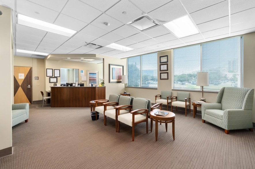 More Photos Of 2200 Park Bend Dr, Austin Office For Sale