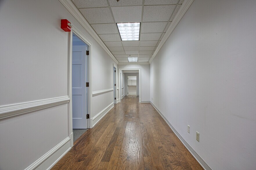 More Photos Of 6065 Roswell Rd NE, Atlanta Office For Sale