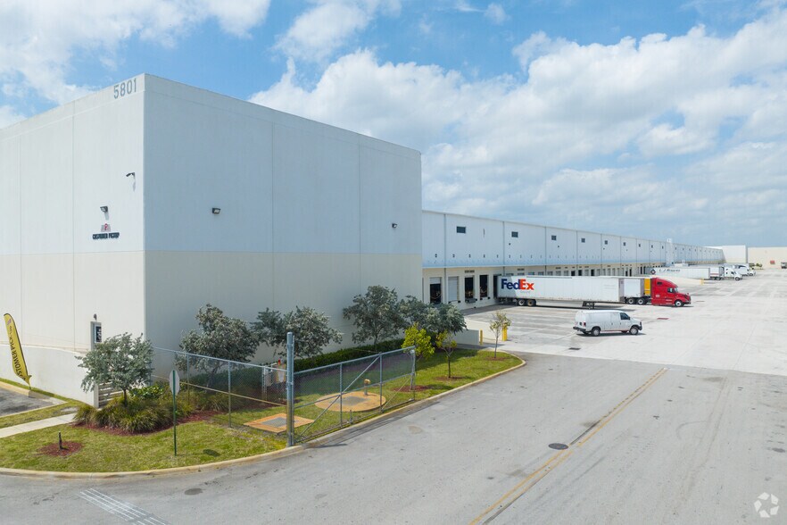 More Photos Of 5801 E 10th Ave, Hialeah Warehouse For Lease