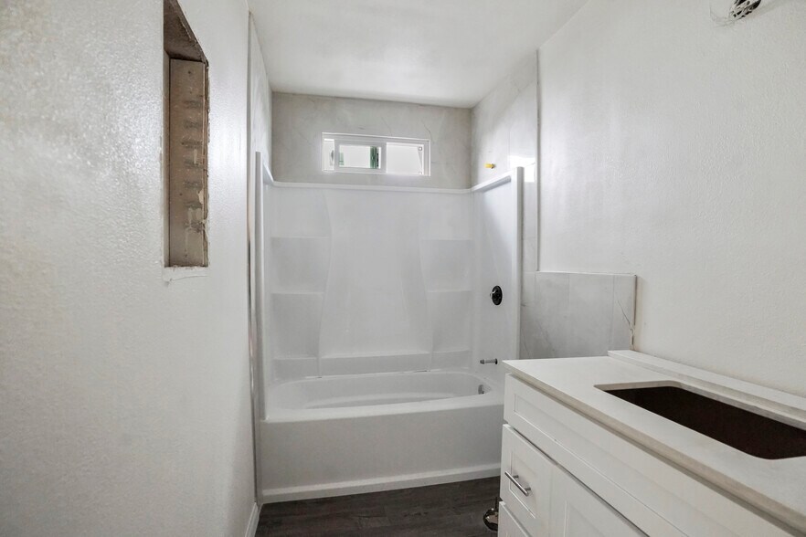More Photos Of 1001-1003 W Myrtle St, Santa Ana Specialty For Sale