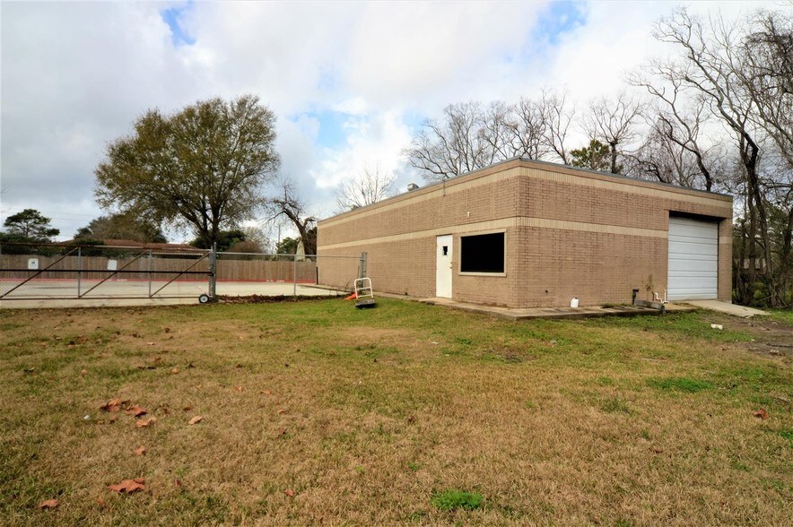 More Photos Of 4909 W Pasadena Blvd, Deer Park Office For Sale