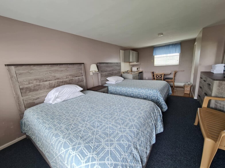 More Photos Of 198 Ashworth Ave, Hampton Hotel For Sale