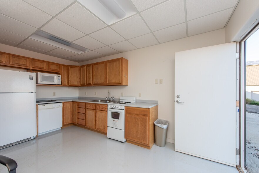More Photos Of 13603 38th St SW, Belfield Flex For Lease