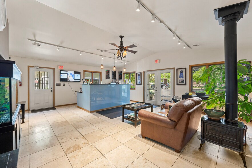 More Photos Of 4403 S Roberts Rd, Island Lake Veterinarian Kennel For Sale