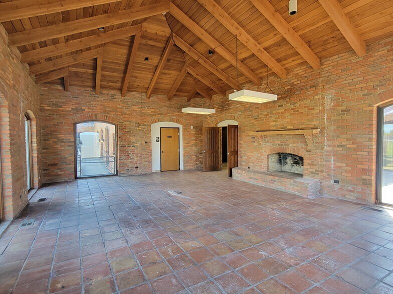 More Photos Of 2323 N Walton Walker Blvd, Dallas Office For Sale