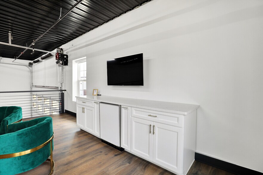 More Photos Of 17725 Motor District Cir, Carmel Showroom For Sale