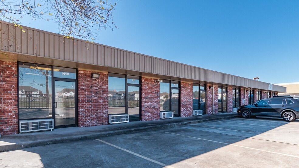 More Photos Of 12455 Westpark Dr, Houston Self Storage For Lease