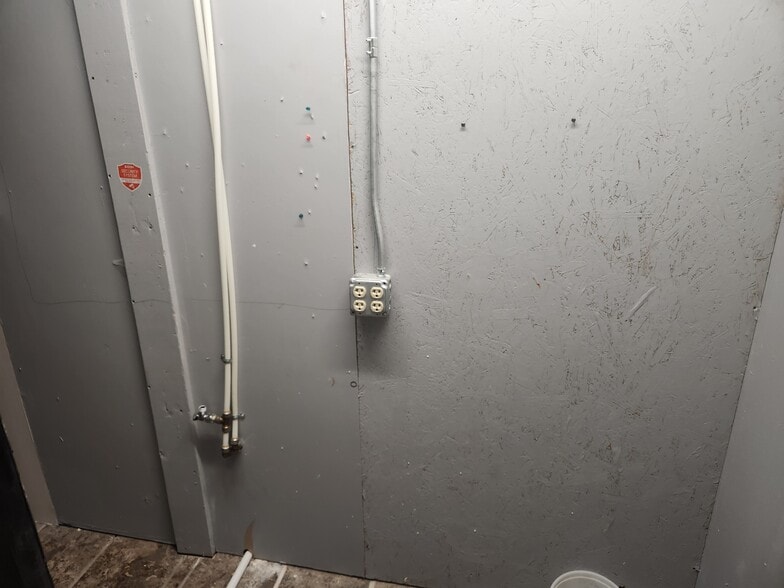 More Photos Of 104 E 38th St, Odessa Storefront For Lease