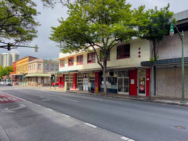 More Photos Of 96 N King St, Honolulu Bar For Lease