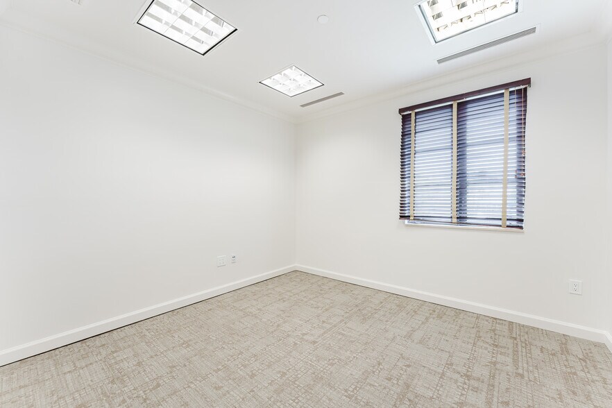 More Photos Of 420 Royal Palm Way, Palm Beach Office For Lease