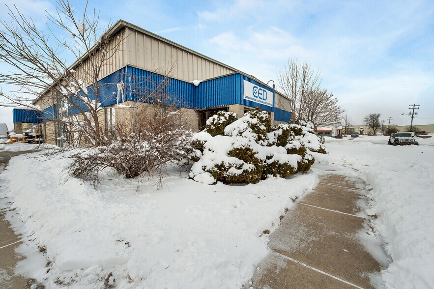 More Photos Of 3180 Coronet Way, Green Bay Manufacturing For Lease