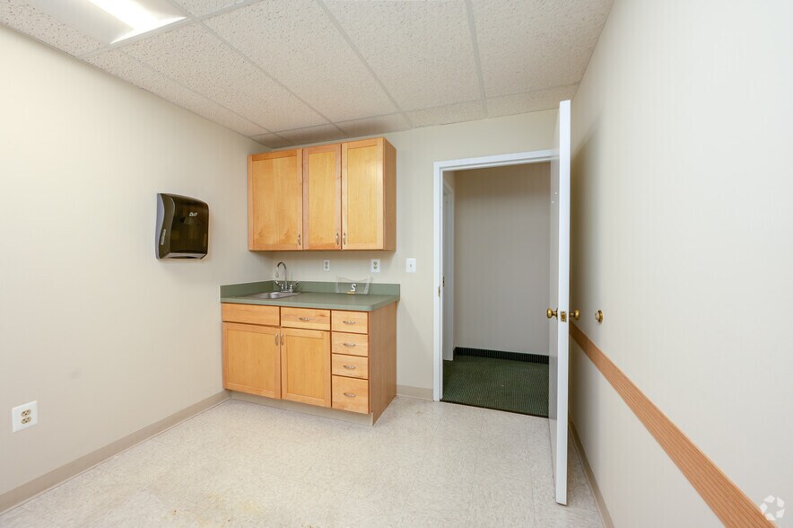 More Photos Of 5602-5654 Shields Dr, Bethesda Medical For Lease