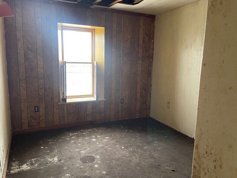 More Photos Of 145 E Main St, Sedan General Retail For Sale