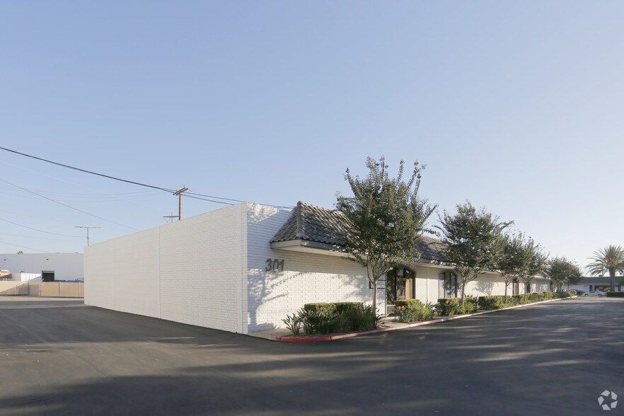 More Photos Of 301 W Dyer Rd, Santa Ana Manufacturing For Lease