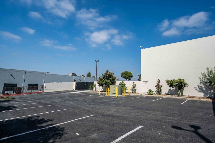 More Photos Of 2001 Saturn St, Monterey Park Light Distribution For Sale