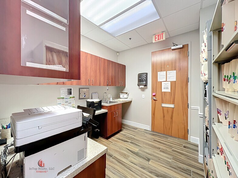 More Photos Of 1507 S Hiawassee Rd, Orlando Medical For Lease