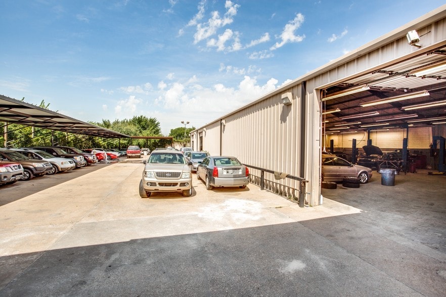 More Photos Of 11603-11607 Denton Dr, Dallas Showroom For Sale