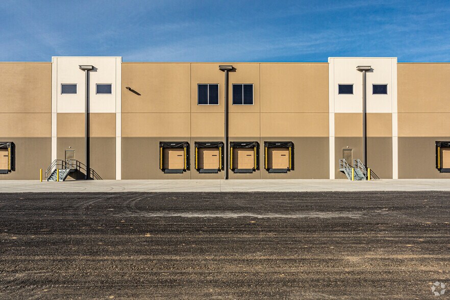 More Photos Of 2601 Hughes Rd, Liberty Distribution For Lease