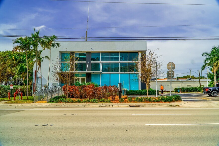 Primary Photo Of 18650 Biscayne Blvd, Aventura Freestanding For Lease