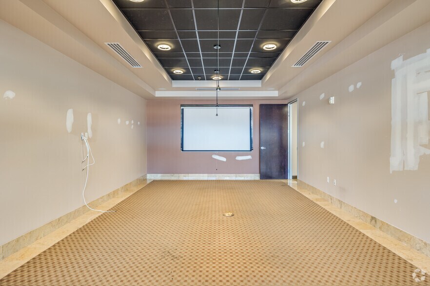 More Photos Of 16222 N 59th Ave, Glendale Unknown For Lease