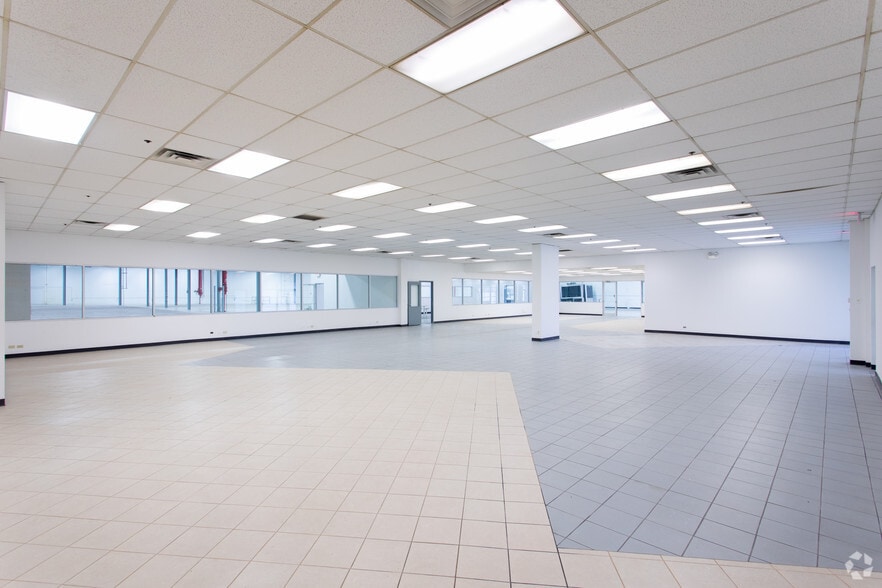 More Photos Of 7080 N Mccormick Blvd, Lincolnwood Warehouse For Lease