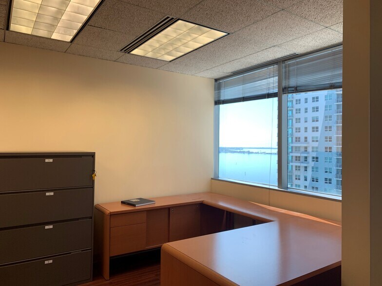 More Photos Of 1001 Brickell Bay Dr, Miami Office For Lease