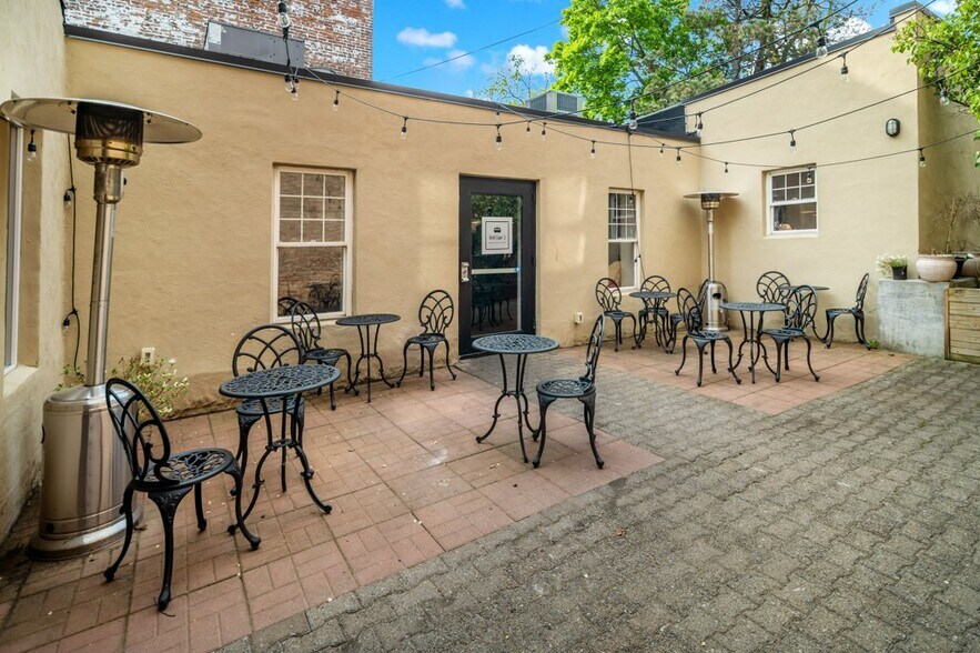 More Photos Of 340 Hamilton St, Albany Restaurant For Sale