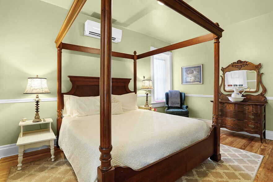 More Photos Of 504 W 5th St, Washington Hospitality For Sale