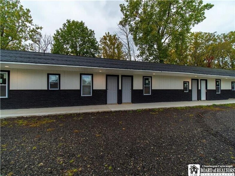 Primary Photo Of 363 Lake Shore Dr W, Dunkirk Hotel For Sale