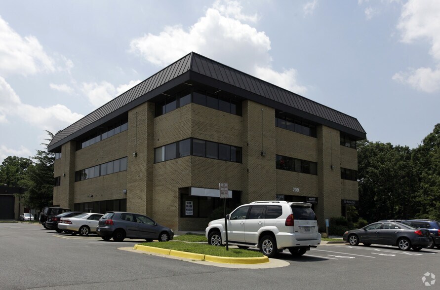 More Photos Of 201-203 Elden St, Herndon Unknown For Lease