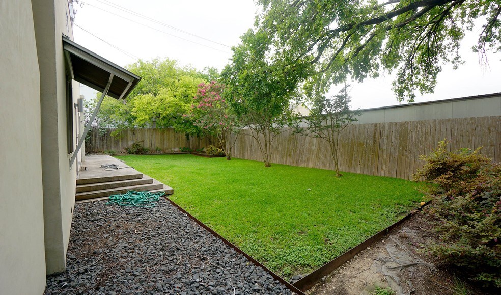 More Photos Of 106 Bagdad Ave W, Round Rock Office For Sale