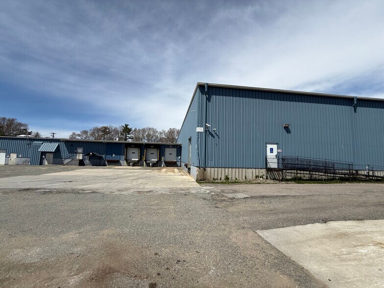 More Photos Of 111 Braley Rd, East Freetown Warehouse For Lease