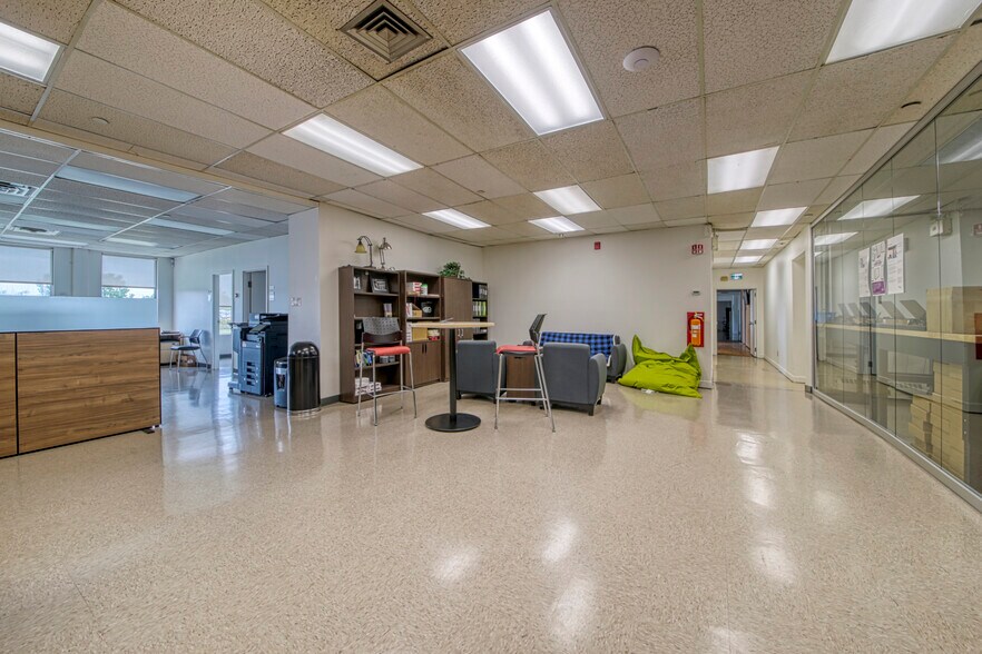 More Photos Of 1265-1325 Rue Industrielle, La Prairie Warehouse For Lease