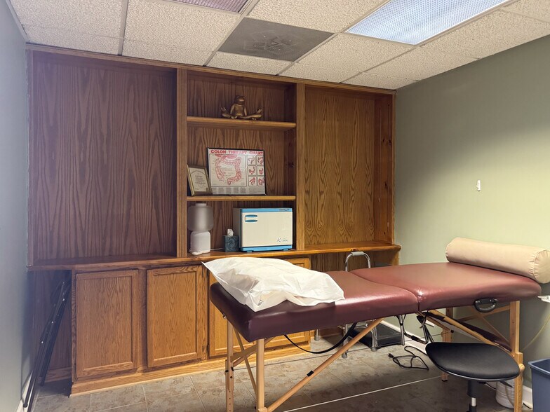 More Photos Of 2020 Dean St, St Charles Office For Sale