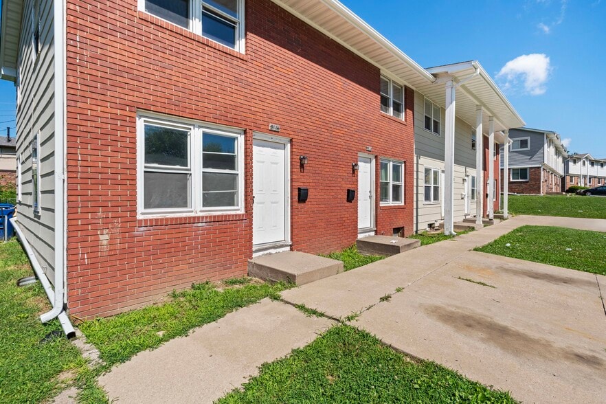 More Photos Of 2704-2712 Magnolia Dr, Bettendorf Apartments For Sale