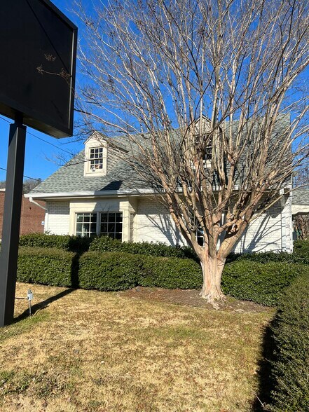 More Photos Of 1536 Montclair Rd, Birmingham General Retail For Lease