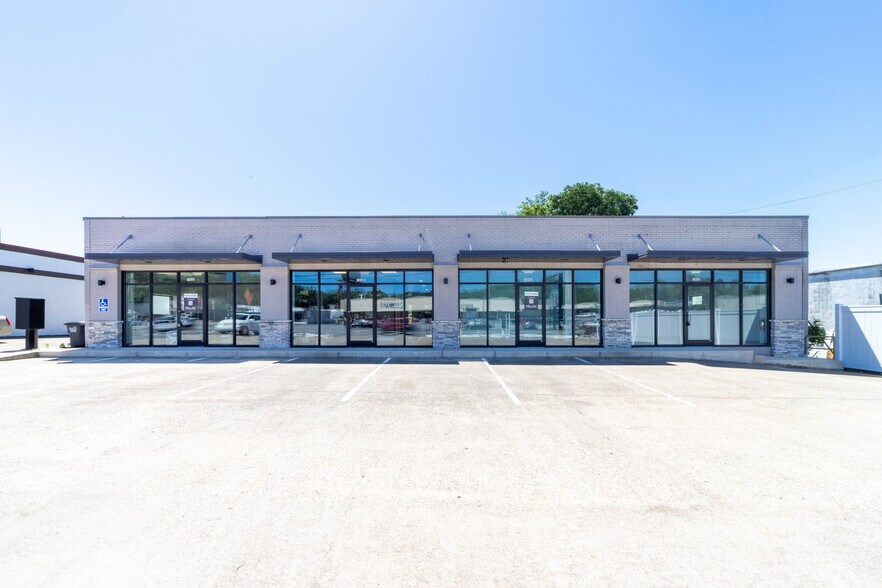 More Photos Of 1064 S Riverside Dr, Clarksville General Retail For Lease