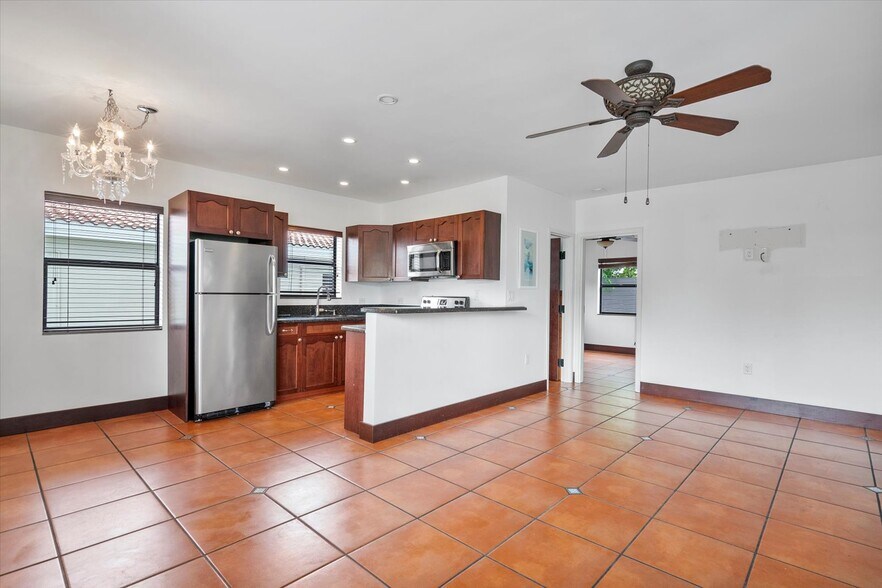 More Photos Of 333 Walnut St, Hollywood Hotel For Sale