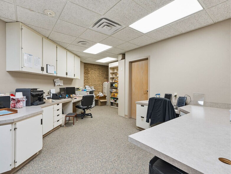 More Photos Of 931 Arlington St, Ada Office For Sale