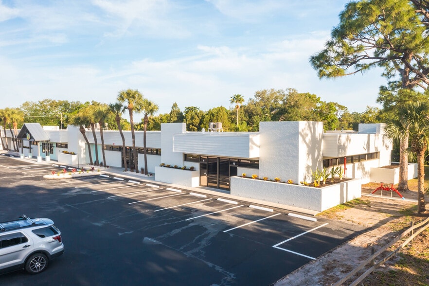 Primary Photo Of 3801 Bee Ridge Rd, Sarasota Storefront For Lease